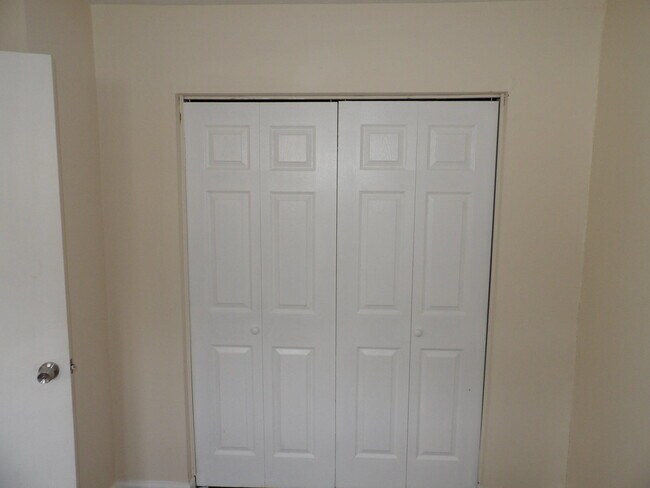 Building Photo - 902 Plaza Dr