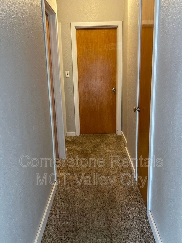Building Photo - 458 3rd St NE