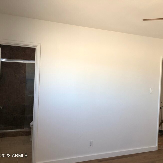 Building Photo - 705 W 16th St