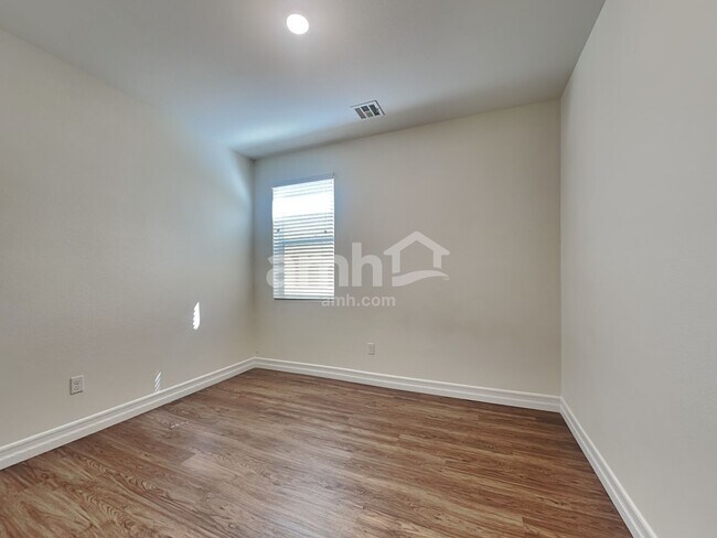 Building Photo - 5843 Petronius St