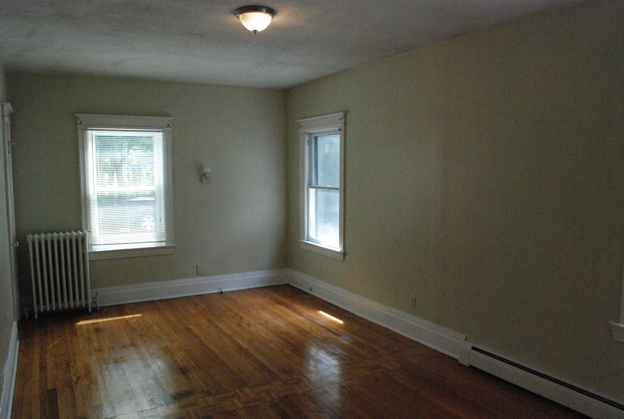 "Master" Large Bedroom 3 - 27 Harper St
