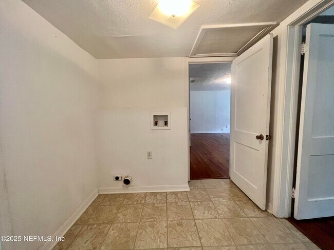 Building Photo - 3340 Sunnybrook Ave N