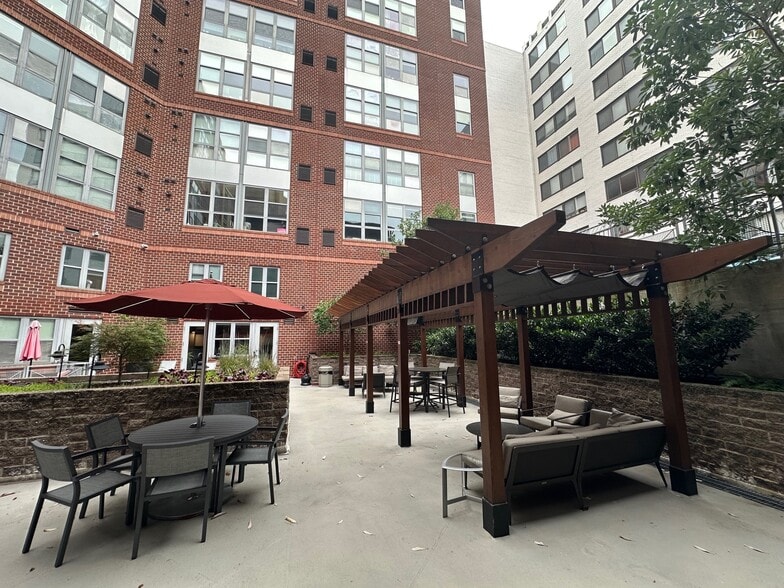 Building Photo - 1300 N St NW