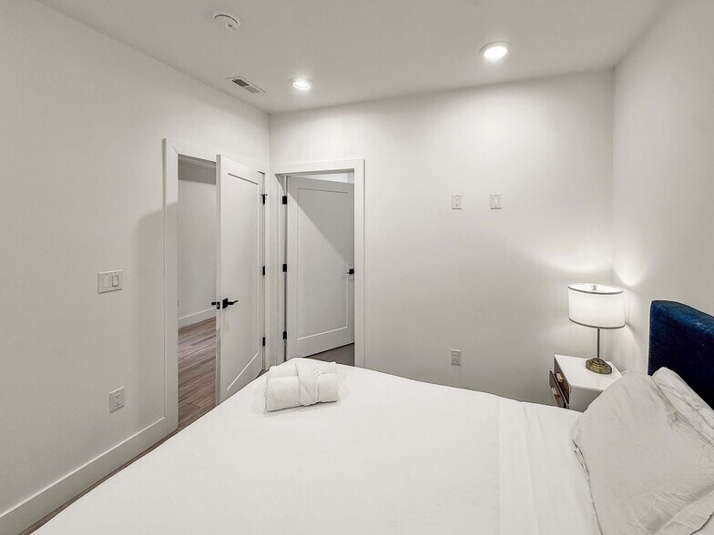 Building Photo - 2400 E Huntingdon St