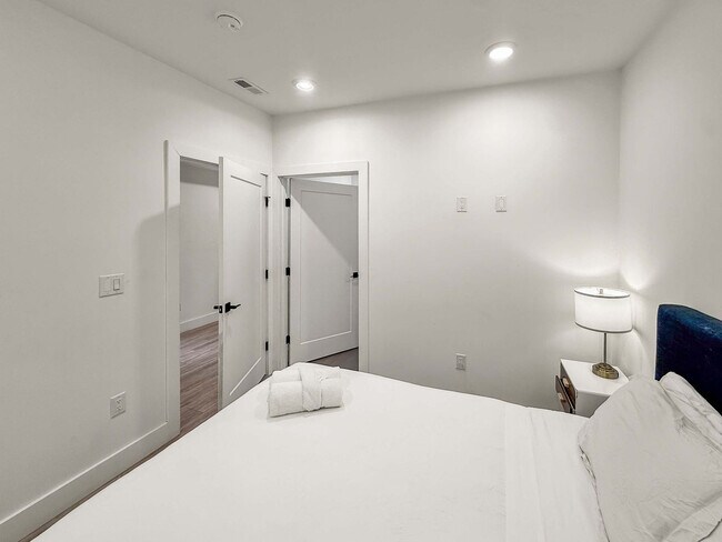 Building Photo - 2400 E Huntingdon St