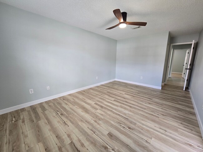 Building Photo - Charming 2 Bed / 1 Bath Annual Rental in Port Charlotte