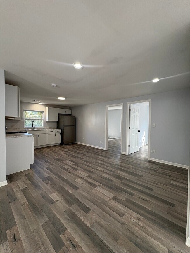Building Photo - 432 W 61st Pl