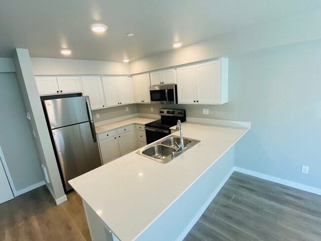 Building Photo - Newer Two Bedroom Apartment!