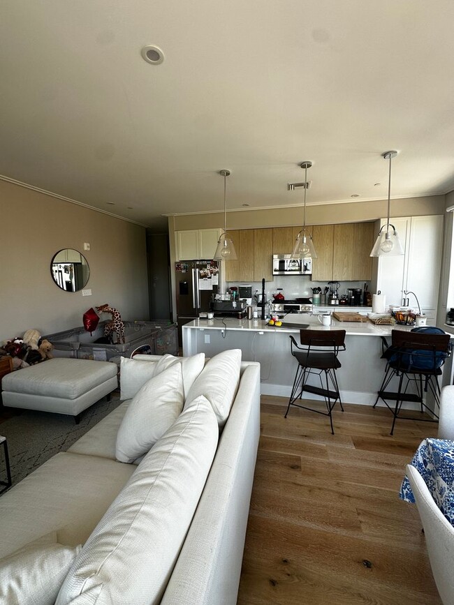 Building Photo - Spacious 2 Bed, 2 Bath Luxury Condo with D...