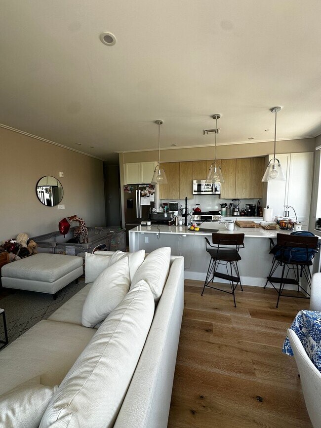 Building Photo - Spacious 2 Bed, 2 Bath Luxury Condo with Downtown Boston Views