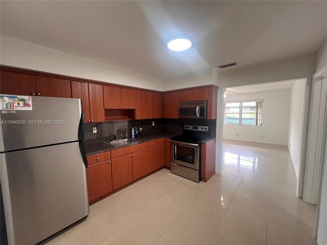 Building Photo - 5010 SW 26th Ave