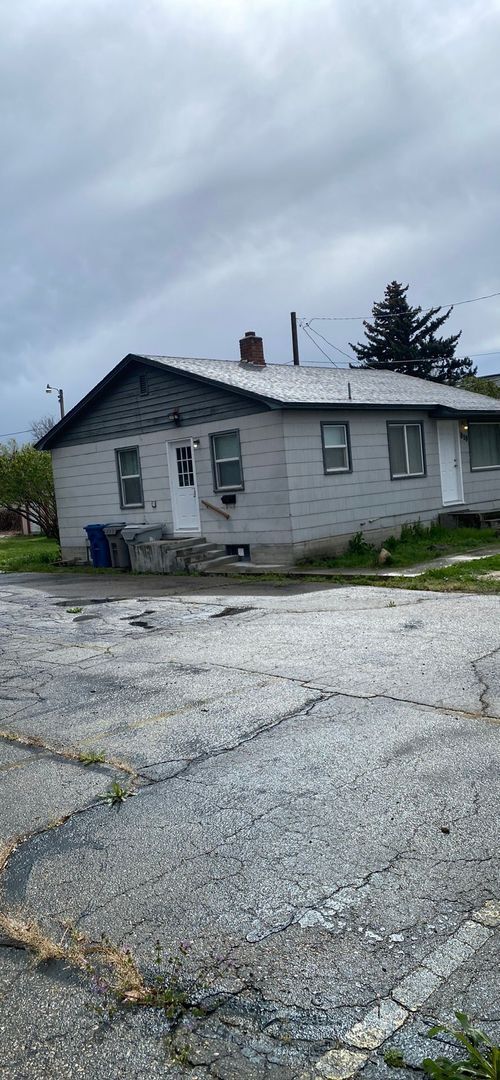 Building Photo - Cozy Home