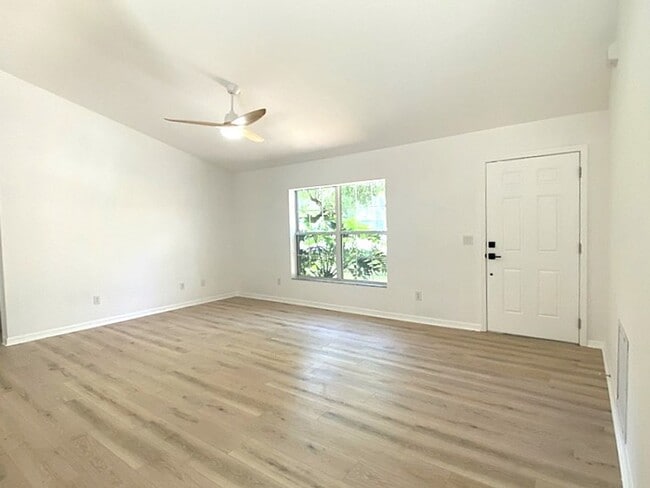 Building Photo - Beautiful New Smyrna Beach Home!
