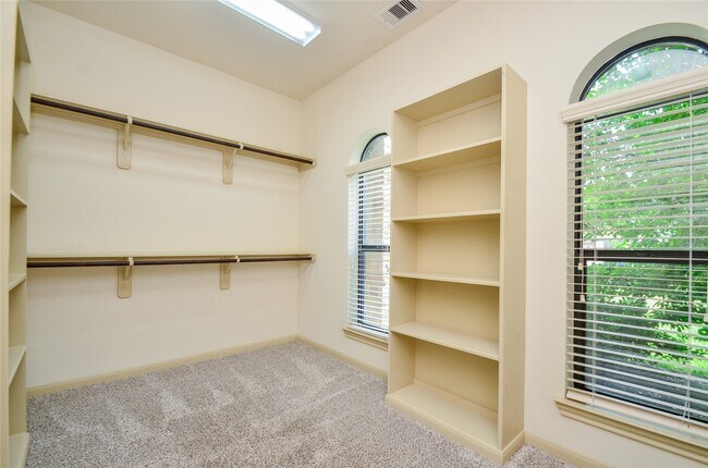 Building Photo - 11014 Sir Alex Dr