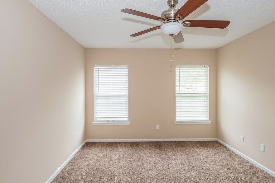 Building Photo - 8137 Leafcrest Dr