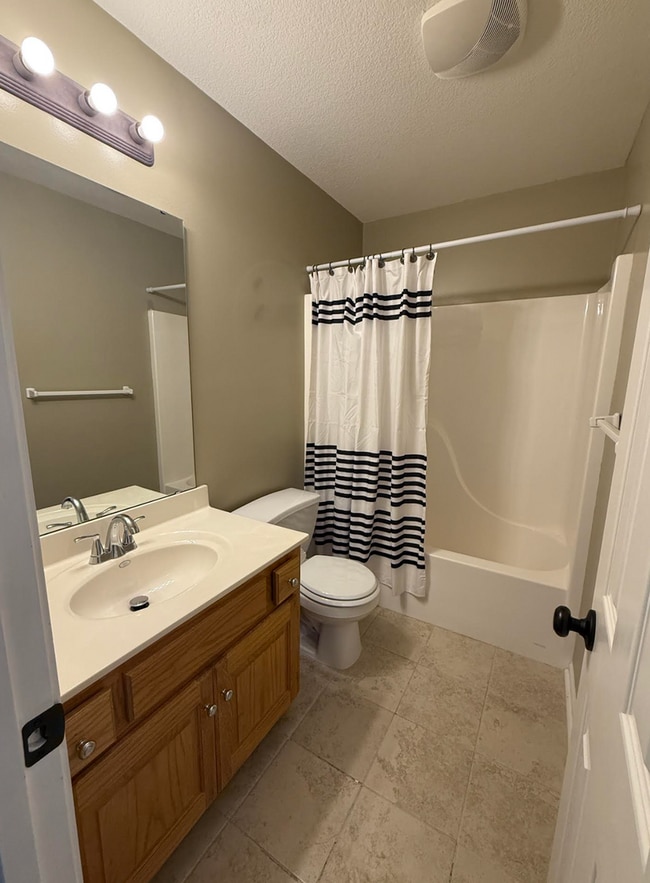 Building Photo - Spacious 3 Bed, 2.5 Bath Home in Kansas Ci...