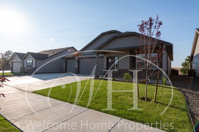 Building Photo - Brand NEW Home!  Overlooking the Golf Course!