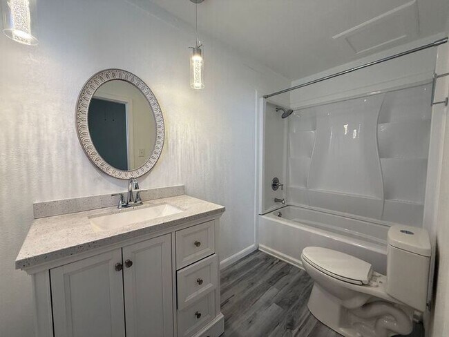 Building Photo - Pensacola - East Hill- 3 bedroom, 2 bathroom