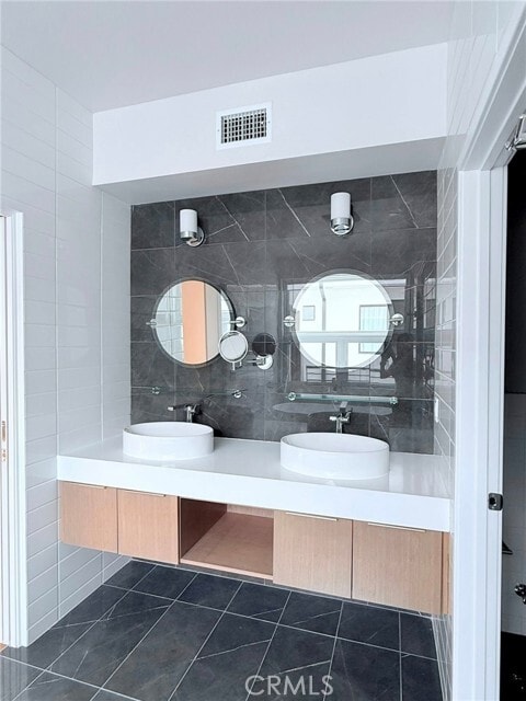 Building Photo - 1729 S Barrington Ave