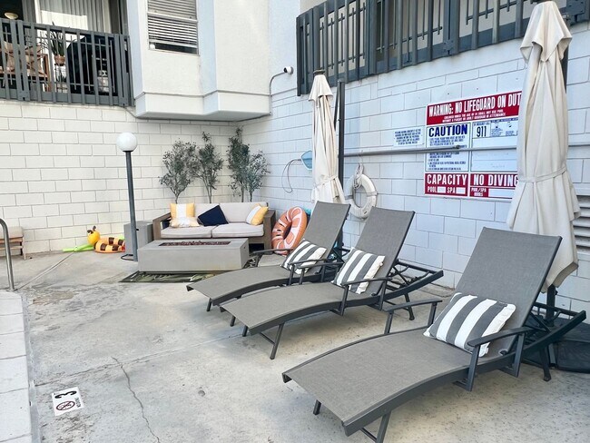 Building Photo - 2 Bed / 2 Bath Condo with Panoramic Ocean ...