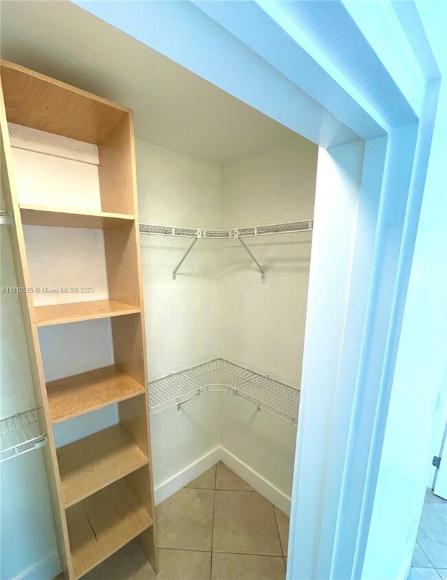 Building Photo - 125 Edgewater Dr