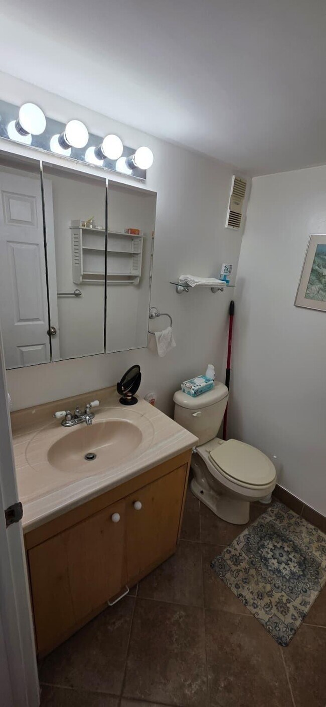 Building Photo - 725 Lori Dr