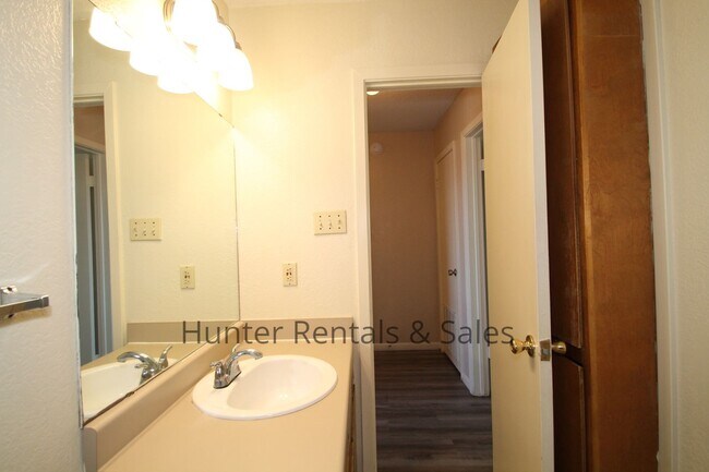 Building Photo - 2601 Bermuda Dr