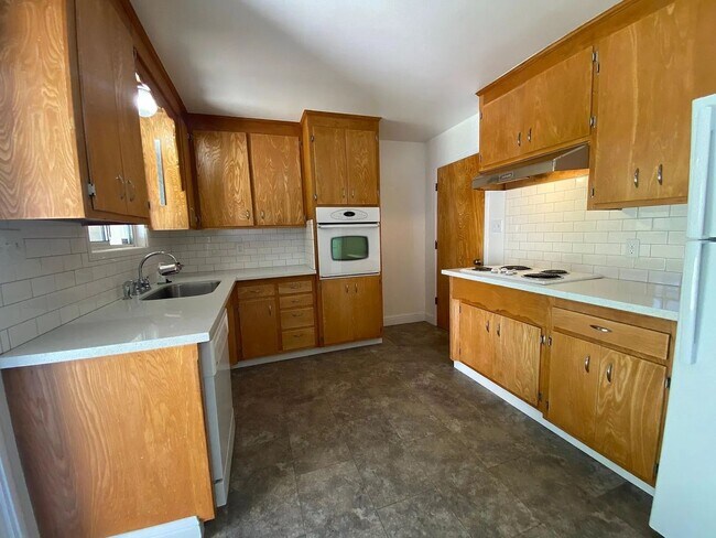Building Photo - 4120/4122 Canby Way