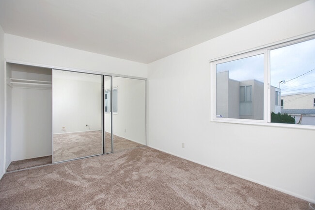 Building Photo - Wonderful Remodeled 2-Story 2BD/1.5BA Townhome in North PB! Parking & Laundry! $4,195/mo