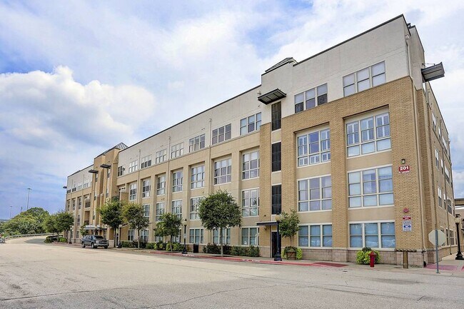 Building Photo - 221 W Lancaster-11071