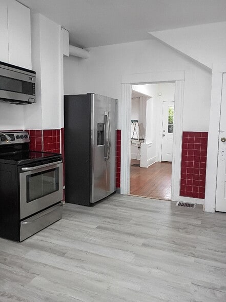 Building Photo - 547 NE Knott St