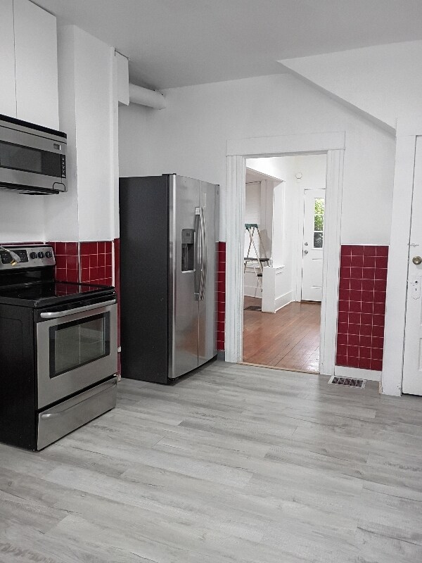 Building Photo - 547 NE Knott St