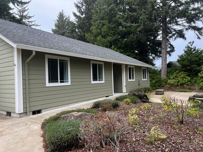 Building Photo - Very Nice Home in Waldport!