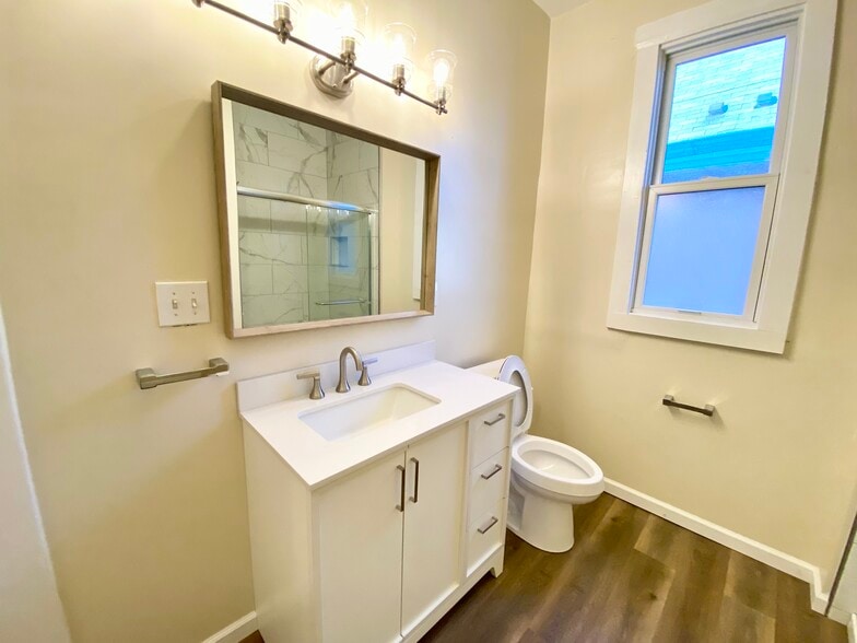 Shared Bathroom - 1372 Neil Ave