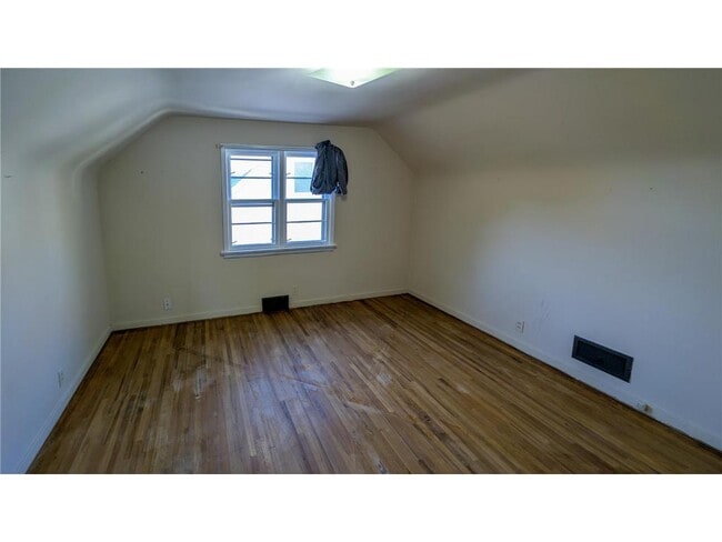 Building Photo - 301 Giles Pl