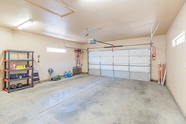 Building Photo - Beautiful Spacious 4 bedroom 2 bath House!