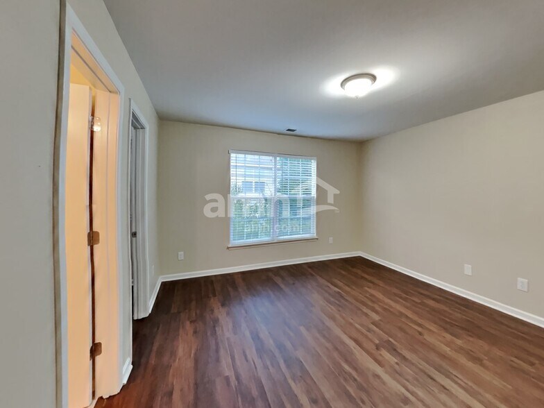 Building Photo - 20320 Southshore Dr