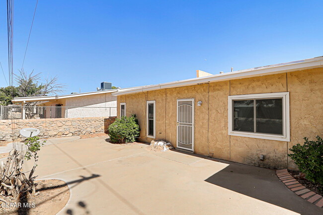 Building Photo - 3223 Isla Morada Dr