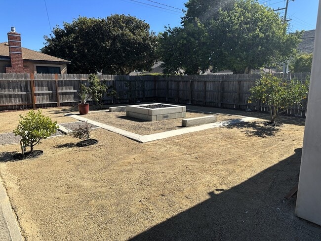 Building Photo - 338 S F St