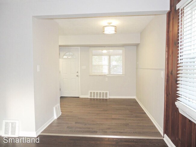 Building Photo - 4 br, 1 bath House - 324 E. 222nd St