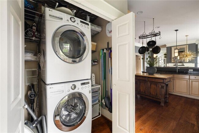 Building Photo - 28 Clay St SE