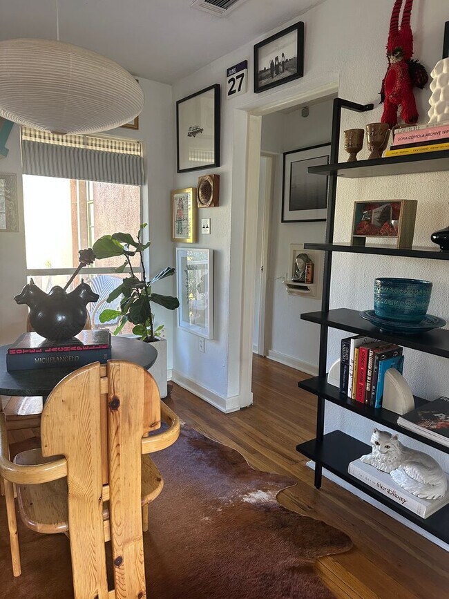 Building Photo - F28