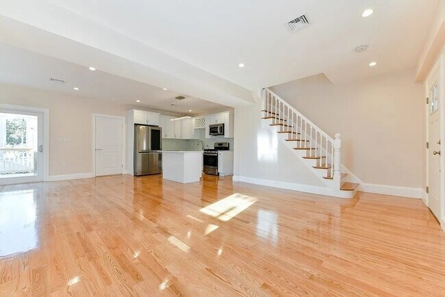 Building Photo - 31 Chipman St
