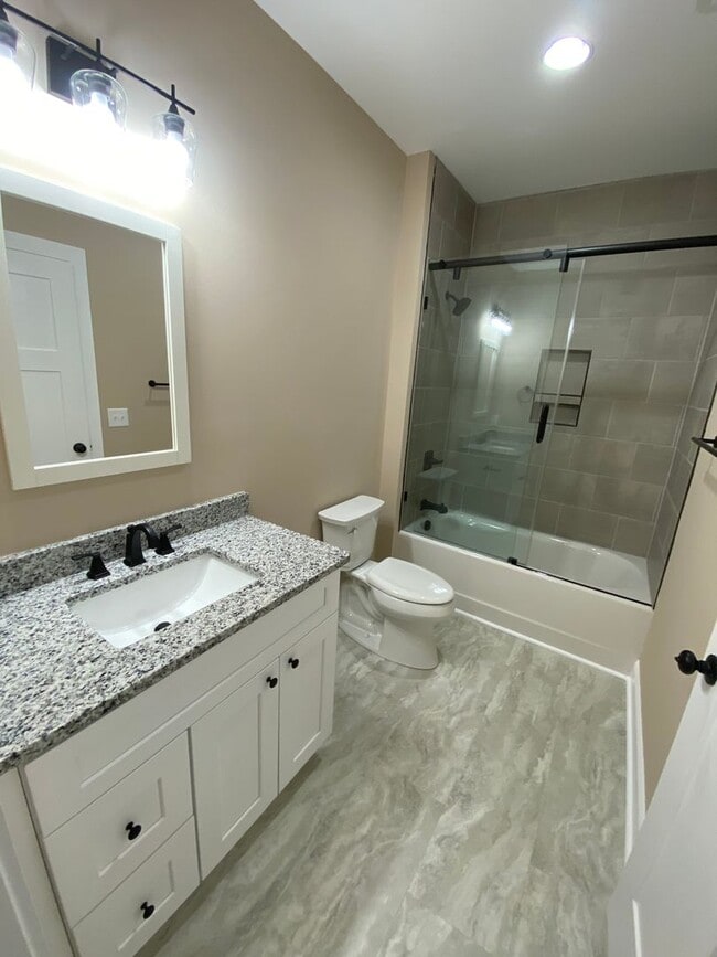 Building Photo - Beautiful 3 Bed 3.5 Bath House