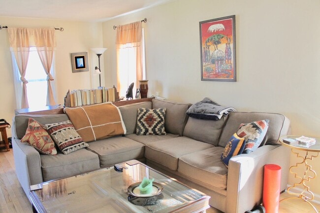 Building Photo - 3BD/2.5BA Home minutes from Dam Neck!  Full fenced Back yard!!