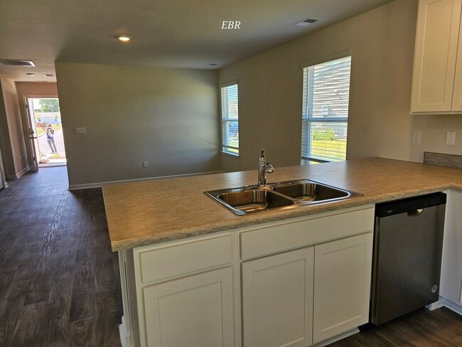 Building Photo - Pet Friendly - Move In Ready