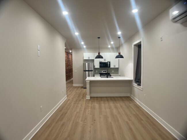 Building Photo - 121 W Sharpnack St