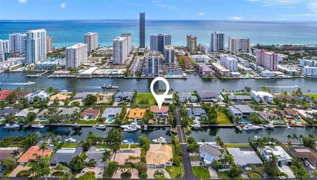 Building Photo - 552 Palm Dr