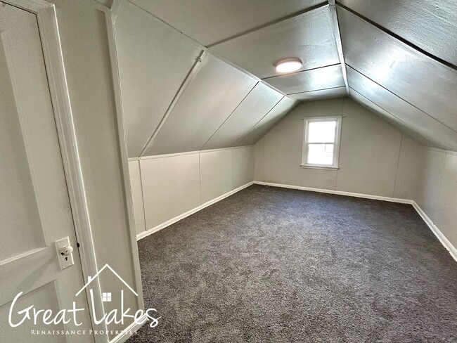 Building Photo - Charming 3 Bedroom 1 Bathroom now availabl...