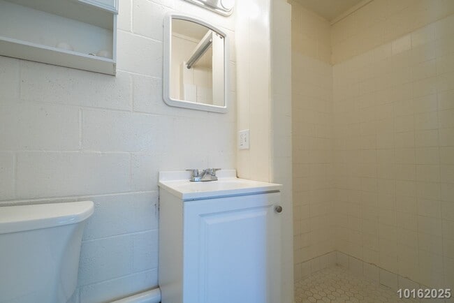 Building Photo - Immaculate, Renovated 1BR/1BA/1 compact pk...